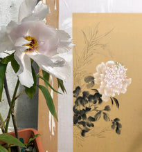 Load image into Gallery viewer, Oriental Elegance 東方之雅, Original Chinese Painting on Gold Flake Xuan Rice Paper, Painted in Brighton UK