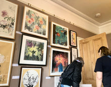 Load image into Gallery viewer, Vibrant Daisies, 充滿活力的野菊, Chinese Brush Painting on Mulberry Rice Paper, Original